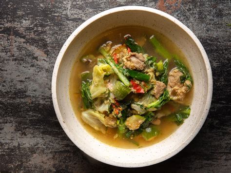  Gaeng Som Gai: Een pittige en verfrissende curry met de smaken van de zuid-Thaise keuken!