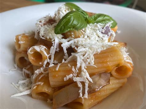  Pasta alla Norma! Een Ode aan de Zoete Smaken van Sicilië met Geroosterde Aubergines en Zoute Kaas