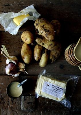 Aligot! Een romige aardappelpuree met rijke kaas en knoflook voor de ultieme comfort food ervaring.