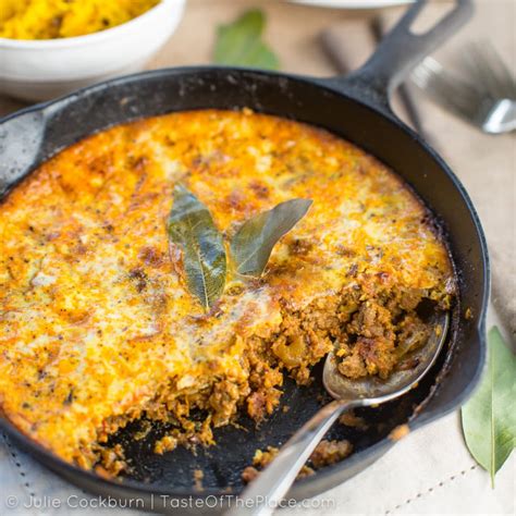  Bobotie: Een hartverwarmende kruidensalade met een pittige gevulde saus!