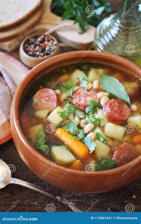  Caldo Gallego: Een hartverwarmende bouillon met de rijke smaken van rookvlees en groenten!