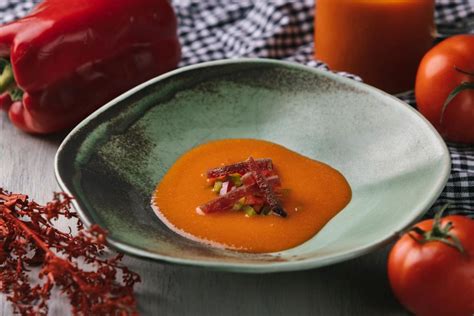  Gazpacho Andaluz: Een Koude Klassieker die je Zintuigen Zal Ontroeren met zijn Frisse Texturen en Zomersesmaken!