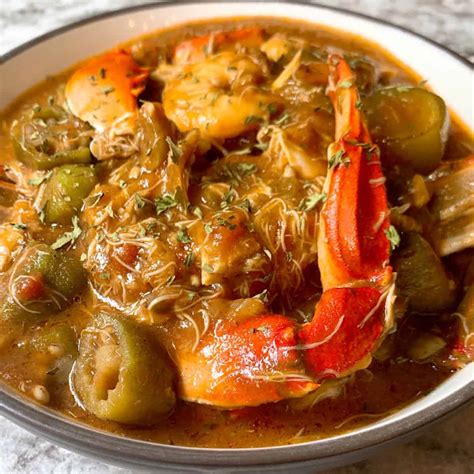  Gumbo! Een Smakelijke Stokpot vol Kruiden en Zeevruchten van de Krijolse Keuken in Jackson