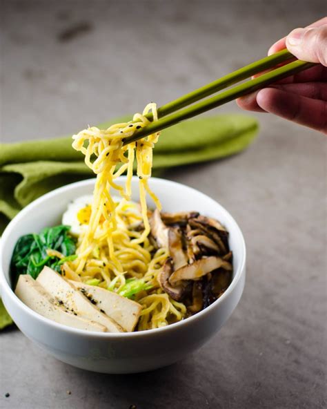   Hakata Ramen: Een Smaakvolle Harmonie van Umami-Rijke Bouillon en Lissende Noodles!