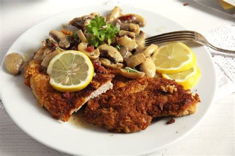  Jägerschnitzel: Een Klassieker van Gegrilde Zwijnsschnitzel met een Romige Champignonsaus die Je Smaaksensaties Ontketent!