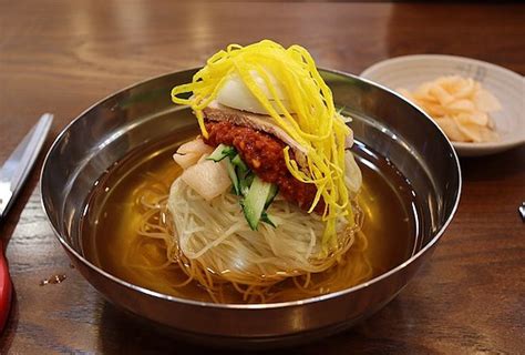  Milmyeon: Een Explosieve Combinatie van Koude Noodles en Pittige Broths!