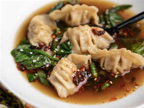  Mutton Soup Dumplings: Een Smaakvolle Ontmoeting van Hete Sop en Zacht Gebakt Deeg!