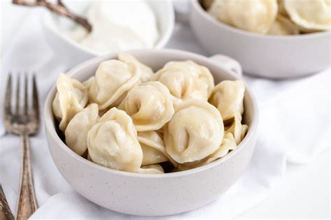  Pelmeni: Een Russische Klassieker van Gebrulde Vleesballetjes met een Verfrissende zure Crème