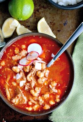  Pozole: Een Zacht Gebruiste Soep van Maïs en Vlees met een Knallende Chili-Aftertaste!