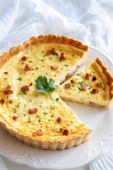  Quiche Lorraine: Een Romige, Hartige Taart vol Zinderende Kaas en Knapperige Spek!