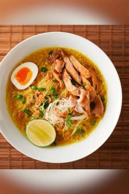  Soto Ayam: Een explosie van kruidige smaken en een verleidelijke bouillon!