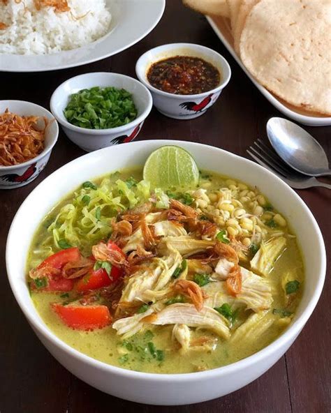 Soto Ayam dari Makassar: Een Verrukkelijk Kipgerecht met een pittige, kruidige saus!