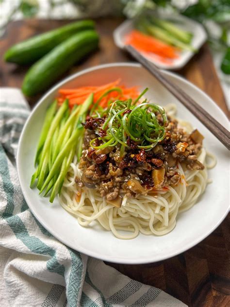  Zhajiangmian: Een Romige Noodlesoep met Pittige Vulling en Zacht Gebakken Tofu?